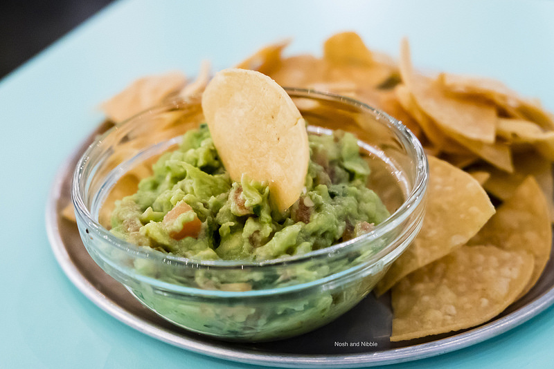 la-taqueria-chips-guac