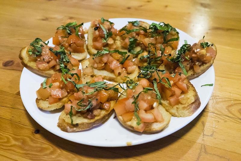 rocky-mountain-flatbread-bruschetta