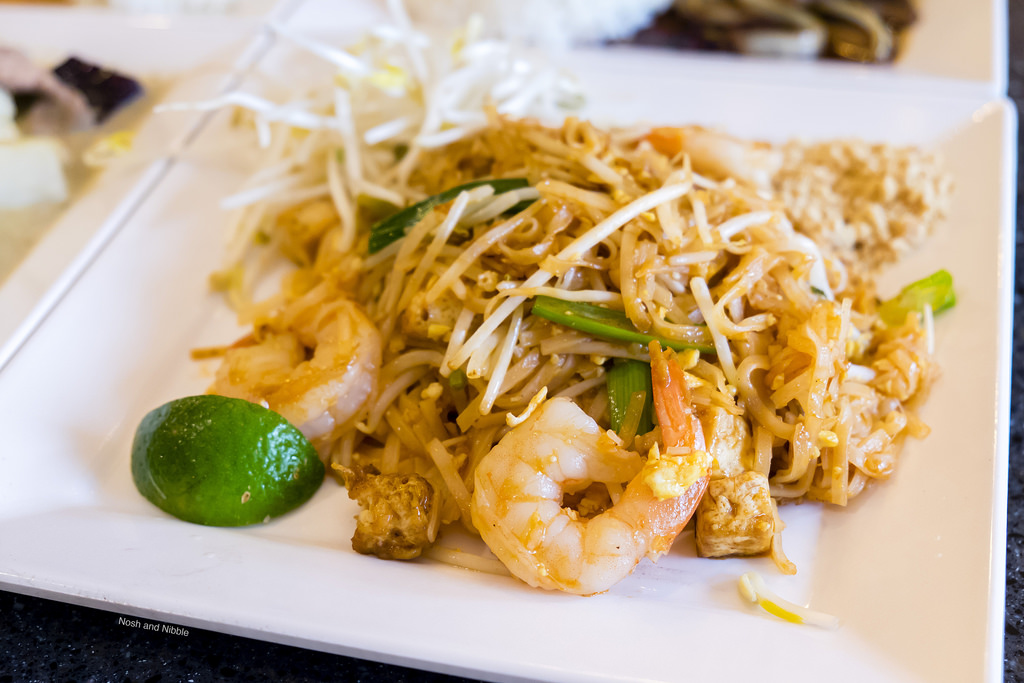 rice-and-noodle-pad-thai-prawns