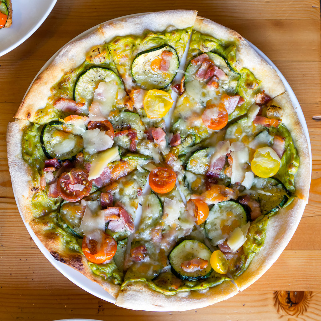 rocky-mountain-flatbread-bacon-avocado-pizza