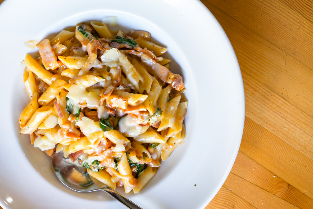 rocky-mountain-flatbread-bacon-heirloom-tomato-penne