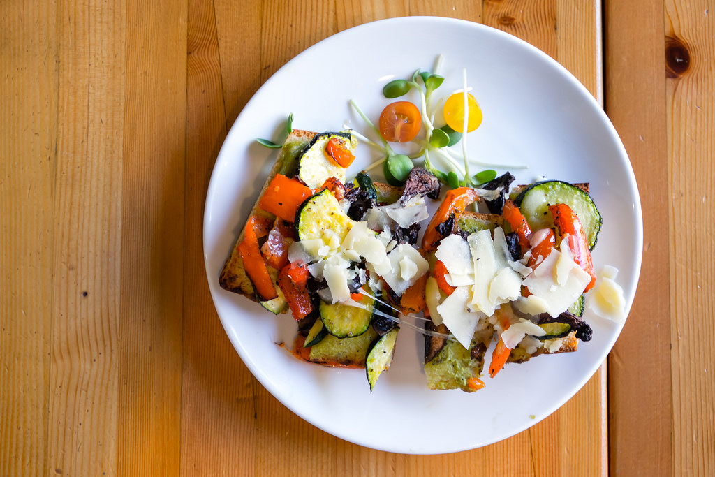 rocky-mountain-flatbread-roasted-veggie-sandwich