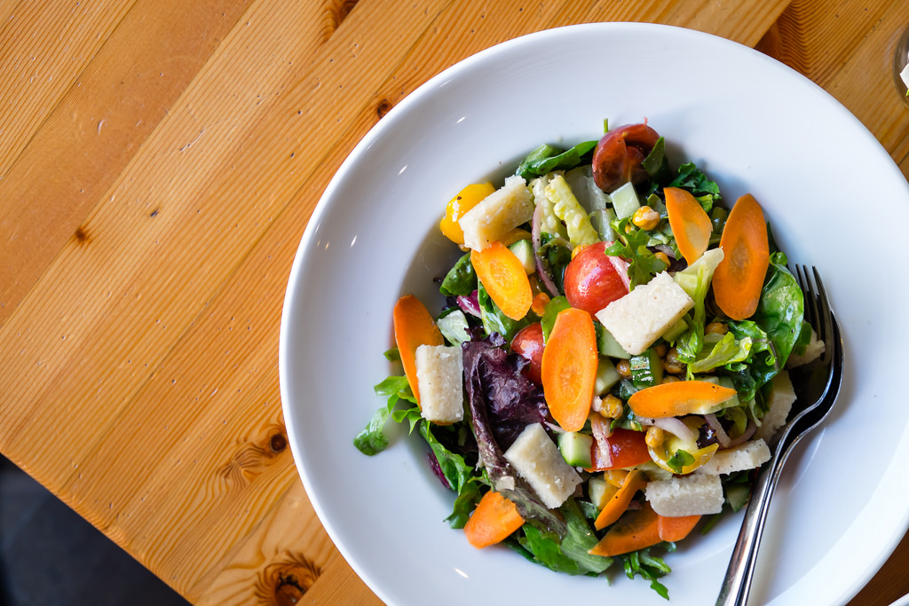 rocky-mountain-flatbread-vegan-summer-greens-salad