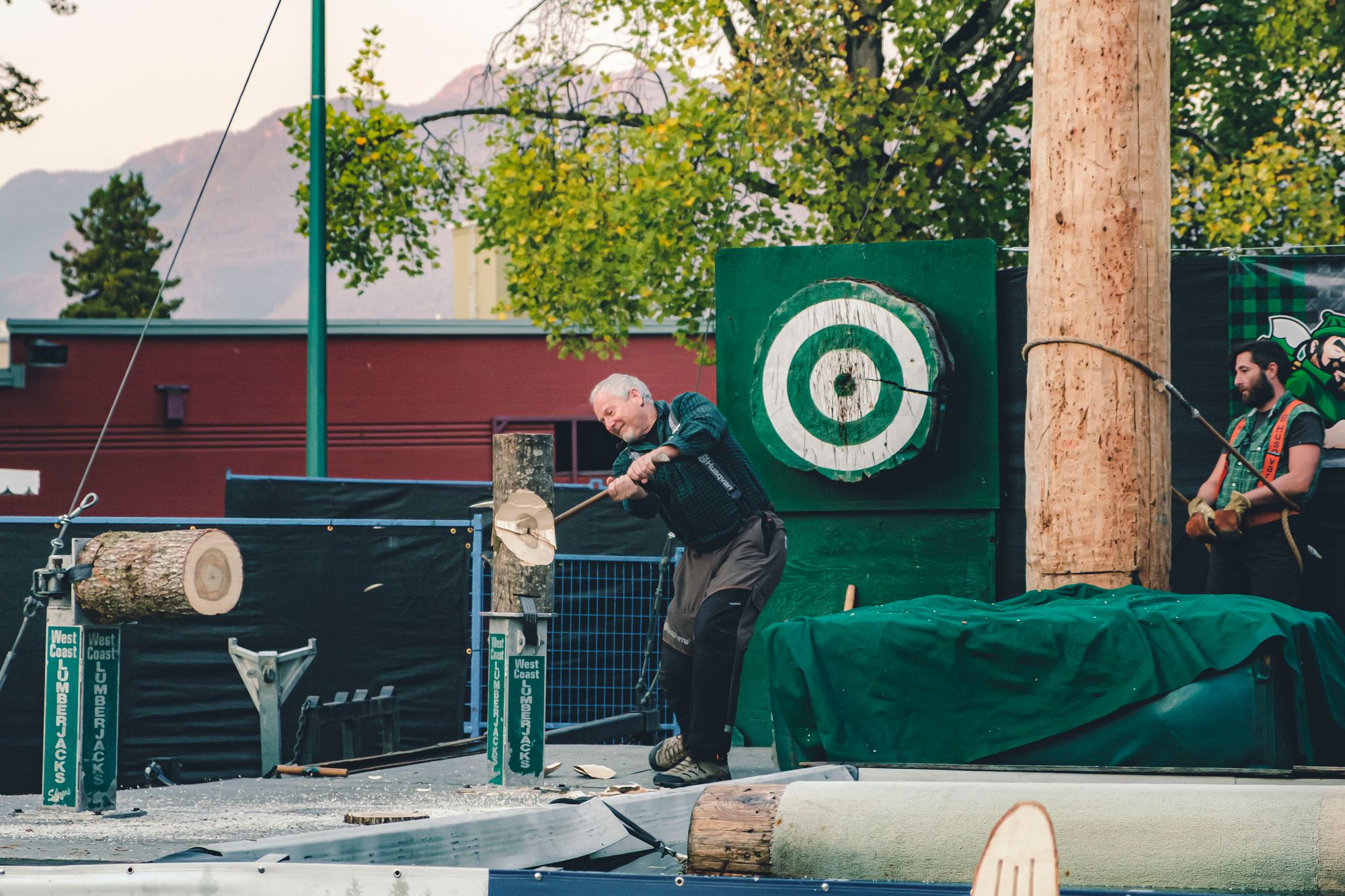 Lumberjack Show - Wood-Splitting