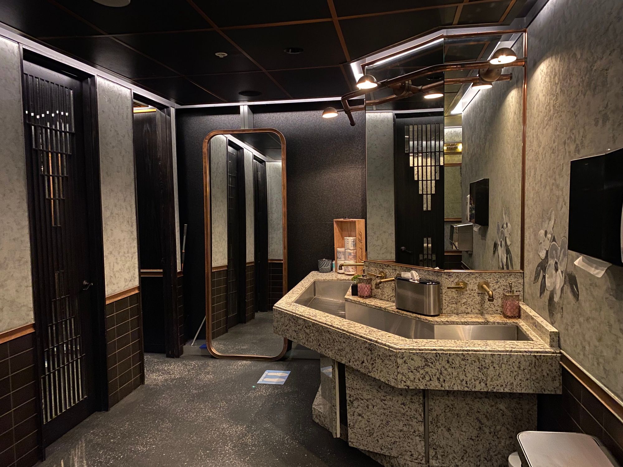 Mott 32 Vancouver – Bathroom